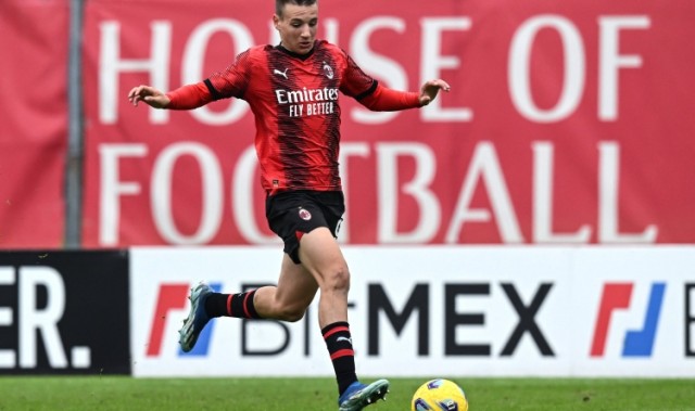 开云下载-米体：卡马达更可能回米兰并接受肩膀手术，这样一来将伤缺至4月